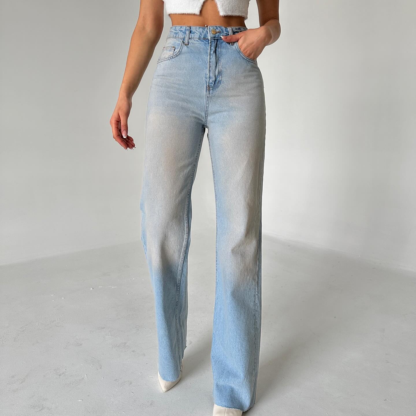 Наймодніші джинси літа 2024: які моделі будуть актуальні у теплу пору року