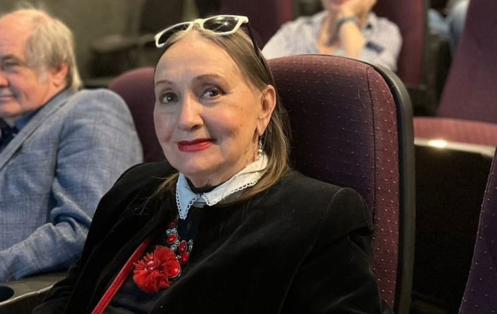 Єдиний варіант, що відповідає стилістиці та обмеженням:

Акторка Кадочникова: 4 роки боротьби чоловіка з недугою