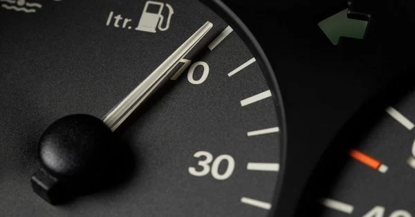 10 причин, чому автомобіль "їсть" пальне: Не лише швидкість!