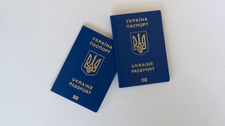 Чи можна мати два закордонні паспорти в Україні: законодавство та переваги