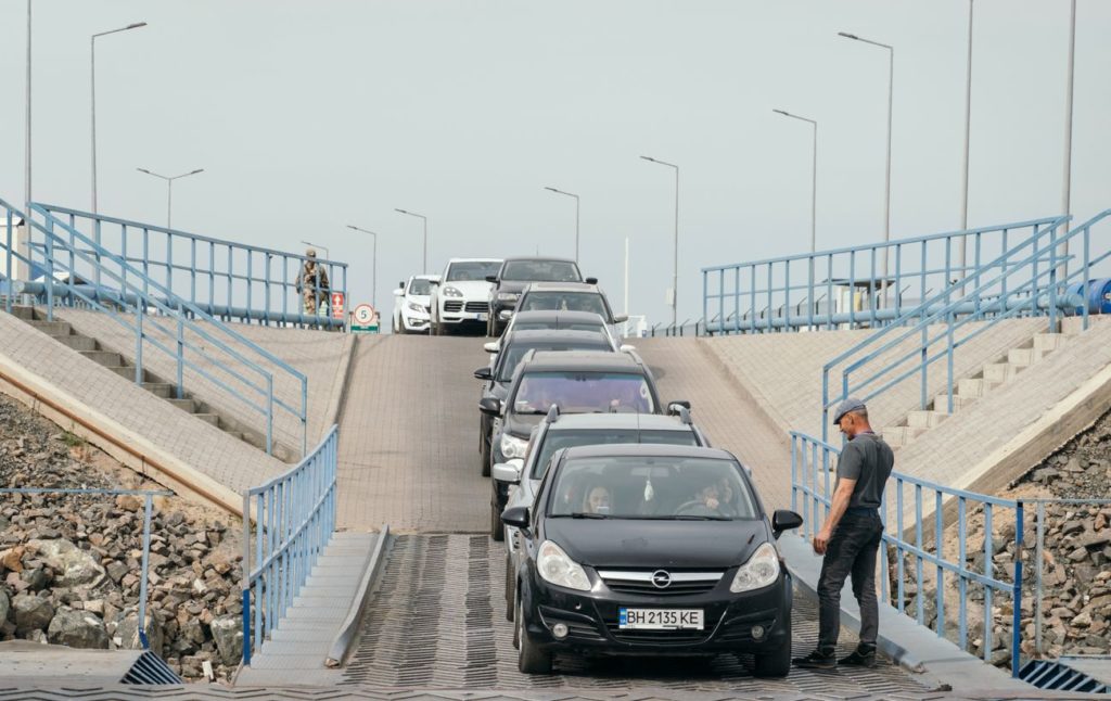 ДПСУ: Пункти пропуску функціонують попри обстріли.