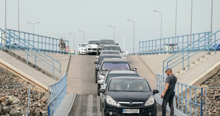 ДПСУ: Пункти пропуску функціонують попри обстріли.