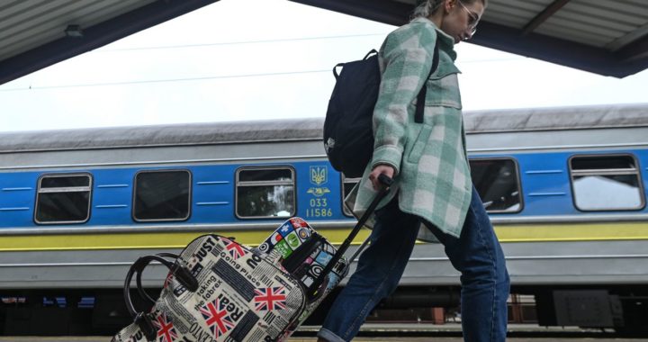 Затримки поїздів по Україні: які рейси відстають від графіка, понад 15 годин