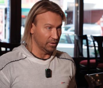 Олег Винник пояснив чутки про виїзд за кордон у багажнику авто.